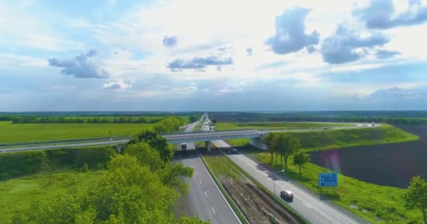 New modern road top view. Flying over the highway. The car drives along the highway. The way home. Modern highway aerial view. — Stock Video