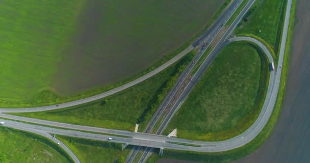 The car drives along the highway. Modern highway aerial view. New modern road top view. Flying over the highway — Stock Video