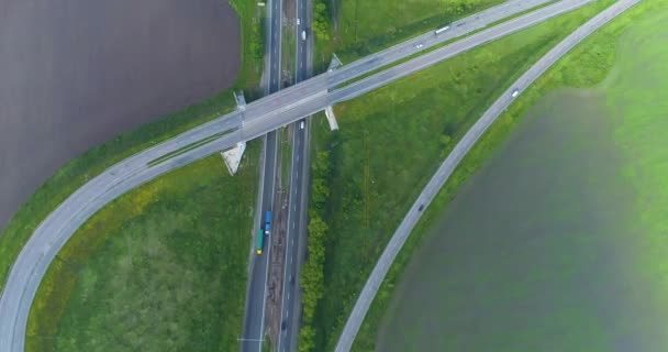 Drum cu autoturisme cu vedere sus. Autostradă în afara orașului, câmpuri la marginile drumului — Videoclip de stoc