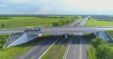 Modern otoban manzaralı yol kavşağı. Modern yol, yeşil çayırların etrafında.