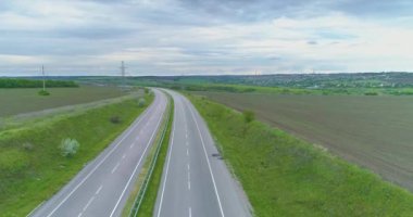 Yeni modern yol manzarası. Otobanda uçuyor. Araba otoyol boyunca sürer. Eve dönüş yolu. Modern otoyol hava manzarası.
