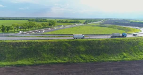 Flerfilig utsikt över motorvägen. Flyger över en stor motorväg. Bilar som kör på en modern väg ovanifrån — Stockvideo