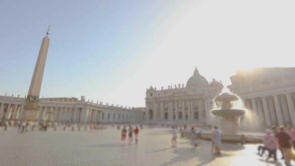 Πηγή στην πλατεία του Αγίου Περθ γενικό σχέδιο. Ρώμη, Ιταλία. Πλατεία St. Peters γενικό σχέδιο, οι άνθρωποι περπατούν γύρω από την πλατεία St. Peters. — Αρχείο Βίντεο