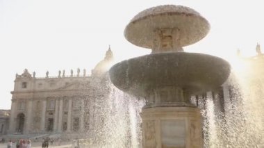 St. Peters Meydanı 'ndaki Slow Motion Fountain. St. Peters Meydanı. İtalya, Roma