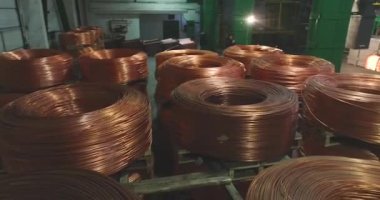 Kablo fabrikasında çalışıyorum. Erkekler bakır kabloyla babun taşıyor.