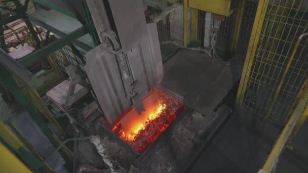 Le processus de fusion du cuivre dans le four. Le four avec métal fondu, la fusion du cuivre dans le four — Video