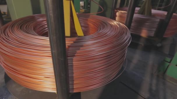 Koperen kabel productie close-up. Koperkabel, een spoel van koperkabel. — Stockvideo