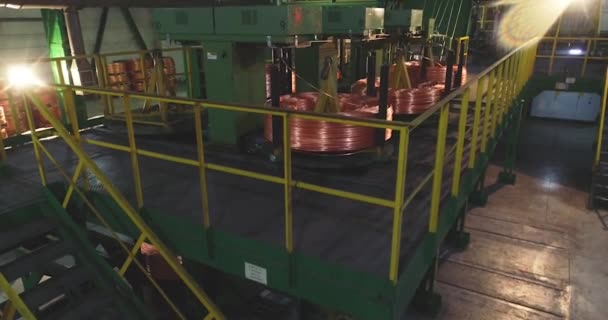 Linha de fundição contínua de fio-máquina durante a operação, dentro da oficina de produção de fio-máquina de cobre, quadro de um drone — Vídeo de Stock