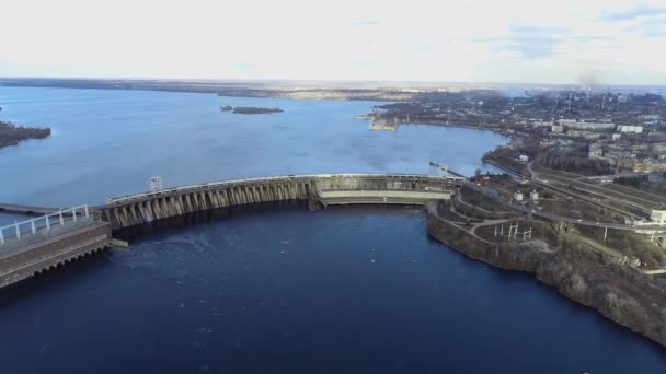 Uma barragem na cidade de Zaporozhye. Grande barragem vista aérea. Central hidroeléctrica a partir do ar, Zaporizhia, Ucrânia — Vídeo de Stock