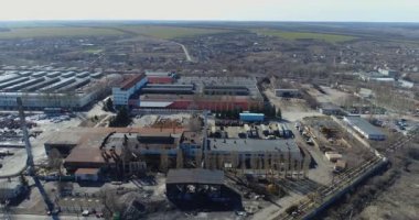 Üst görüşü yerleştir. Büyük fabrika hava manzarası, büyük bir fabrikanın dışı..