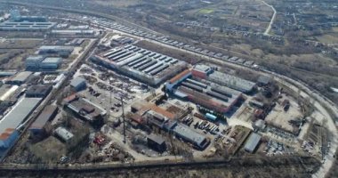 Fabrikanın endüstriyel dış cephesi. Büyük bir fabrikanın havadan görünüşü.