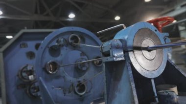 Modern bir fabrikada kablo üretimi. Bir fabrikada çok çekirdekli kablo üretimi, çok çekirdekli kablo dokuma işlemi
