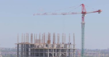 Konut inşaatı süreci. Çok katlı bir binanın inşaatı. İnsanlar bir inşaat alanında çalışıyor..
