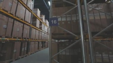 Büyük, modern bir depo. Fabrikadaki modern depo. Kutulu depo