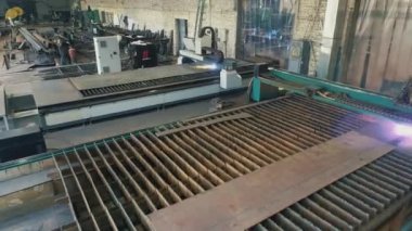 Gaz kaynaklama cnc makine üst görünümü. Gaz kesme işi. Fabrikada gaz kesme. CNC makinesinde metal kurusıkı kesmek