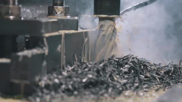 Freesmachine in productie. Bewerken van een metalen onderdeel op een freesmachine slow motion. — Stockvideo