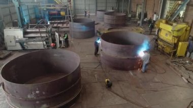 Metal yapıların üretimi için bir fabrika. Metal yapıların üretimi. Metal atölyesinin içinde uçuyor.