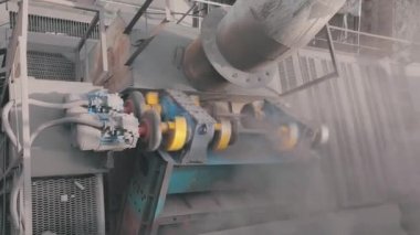 Fabrikada dönüşümlü ekipman. Üretim süreci. Fabrika iş akışı. Bir fabrikadaki büyük mekanizmaların işi.