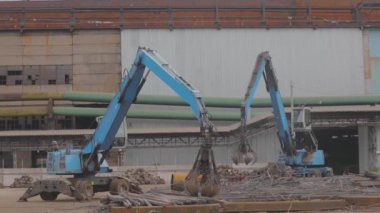 Metal atıkları geri dönüşüm, metal geri dönüşüm deposu. Metal geri dönüşümü. Kapkaçla kazıcı