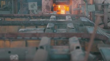 Taşıyıcı hattındaki sıcak metal. Kırmızı sıcak metal. Bir metalurji fabrikasında rulo metal üretimi