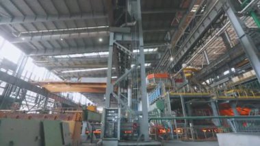 Metal atölyesi. Metal üretim atölyesinin içinde. İçeriden gelen modern bir metal fabrikası. Bir metalürji fabrikasında endüstriyel iç mekan.