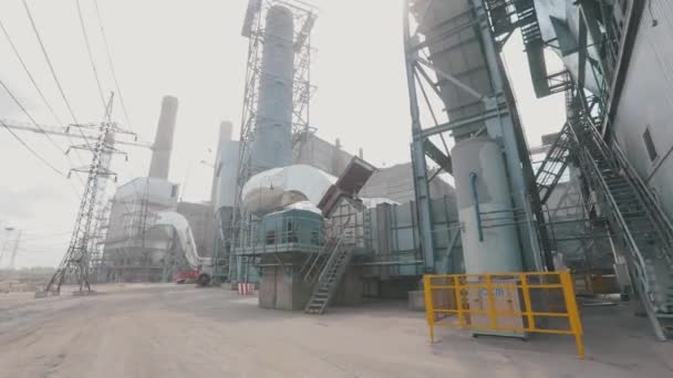 Modern bir fabrikanın dışı. Büyük bir fabrikada metal yapılar. Büyük bir işletmenin dış mekanı. — Stok video