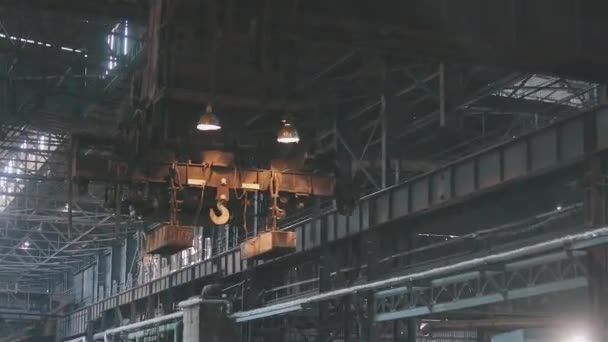Μετακίνηση γερανού σε εργοστάσιο. Γερανός σε εργοστάσιο. Γερανός βαφής σε μεγάλο εργοστάσιο. — Αρχείο Βίντεο