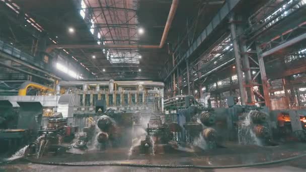 Producción de metal laminado en una fábrica metalúrgica. Metal caliente rojo. Metal caliente en una línea transportadora. — Vídeos de Stock