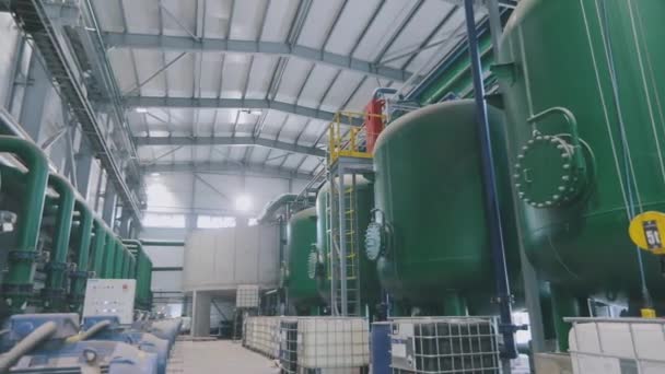 In de waterzuiveringsinstallatie. Moderne fabriek. Fabriekspijplijn. Waterzuiveringsinstallatie. — Stockvideo
