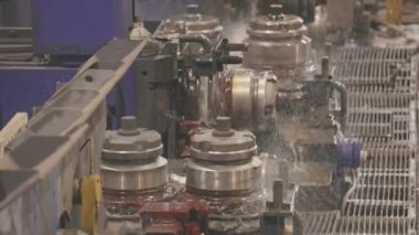 Kırmızı sıcak metalle taşıma hattı. Modern metalürjik bitki. Otomatik taşıma hattı