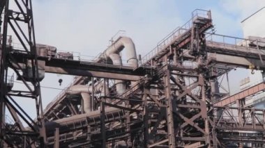 Endüstriyel dış görünüş. Büyük, modern bir fabrikanın dışı. Fabrikadaki metal yapılar.