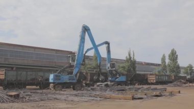 Metal atıkları geri dönüşüm, metal geri dönüşüm deposu. Metal geri dönüşümü. Kapkaçla kazıcı