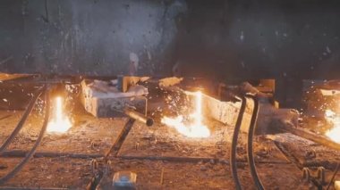 Metalurji fabrikasında metal üretim süreci. Modern bir fabrikada kırmızı sıcak metal. Modern metalurji fabrikası