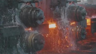 Metalurji fabrikasında metal üretim süreci. Modern bir fabrikada kırmızı sıcak metal. Modern metalurji fabrikası