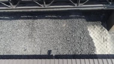 Fabrikada sıcak kola kömürü. Kokain fırını kömürü üretim süreci. Kola kömürü soğutmak için vagondan dökülür.
