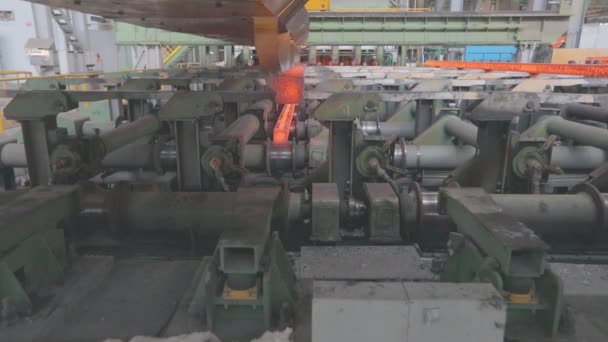 Red hot metal in a modern factory. Metal production process in a metallurgical factory. Modern metallurgical factory — Stock Video