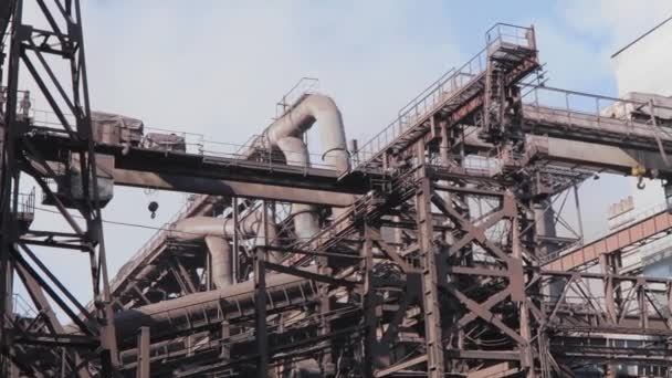 Industrielt udvendigt. Ydersiden af en stor moderne fabrik. Metal strukturer på fabrikken – Stock-video