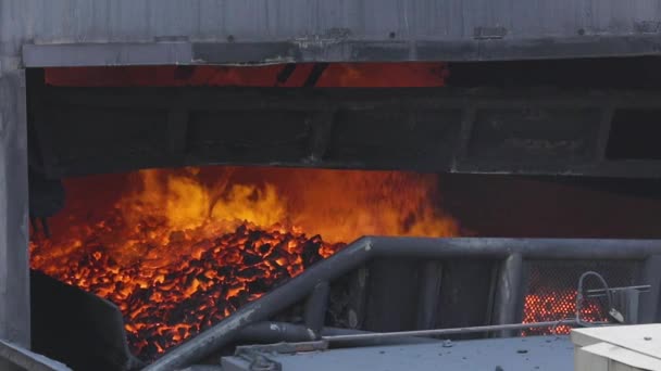 Koeling van cokesovenkool na de afsluiting van het verkookproces. Productie van cokeskolen. Metallurgische onderneming — Stockvideo