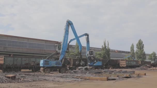 Recycling metal waste, metal recycling yard. Recycling of metal. Excavator with grab — Stock Video