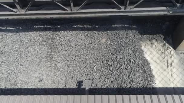 Kokain batubara panas di pabrik. Proses produksi arang oven coke. Coke batubara dituangkan dari kereta api mobil untuk pendinginan — Stok Video