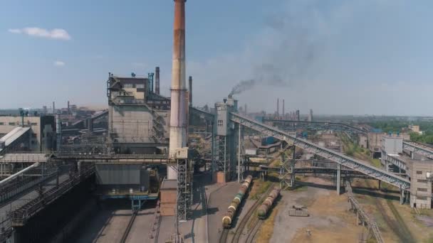 Nebezpečné emise z komína v elektrárně. Kouř z velké továrny. Let nad velkou hutní elektrárnou. Velký pohled shora. — Stock video
