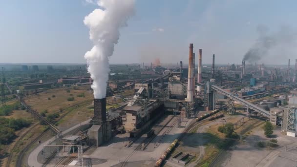 工場の煙突から濃い白煙。大規模な冶金工場の外観。工場の煙突からの白い煙の排出。環境に害を及ぼす. — ストック動画