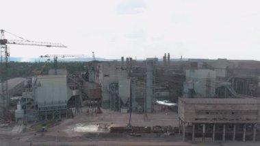 Büyük bir metalürjik tesisin üzerinden uçmak. Metalurjik bir bitkiden büyük metalürjik bitki görüntüsü emisyonları