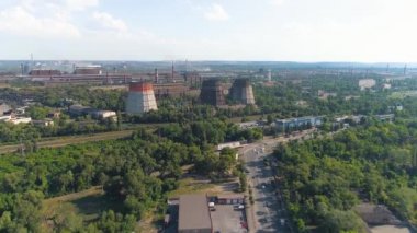 Soğutma kulesi hava manzarası. Büyük bir metalurji fabrikasında soğutma kulesi. Soğutma kuleleri olan büyük bir fabrikanın üzerini genişlet