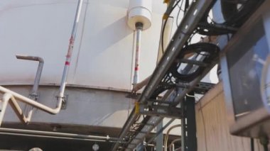 Fabrikada basınç göstergesi, endüstriyel basınç göstergesinde ok hareketi. Endüstriyel basınç göstergesi