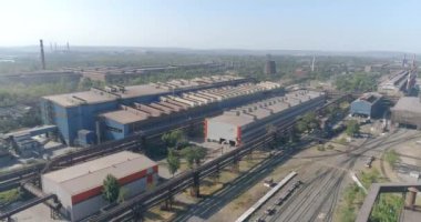 Büyük bir metalürjik tesisin üzerinden uçmak. Endüstriyel dış görünüş. Büyük modern fabrika
