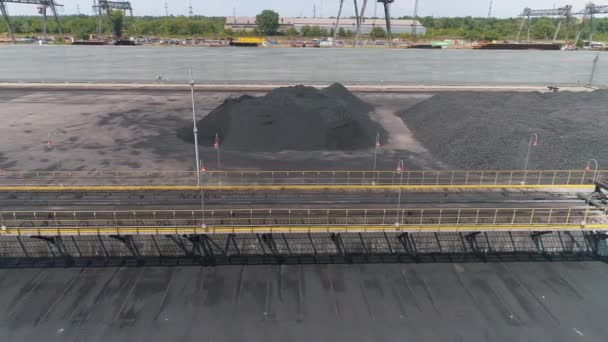 Коксующийся уголь на открытом воздухе, вид сверху. Полет над складом угля под открытым небом — стоковое видео