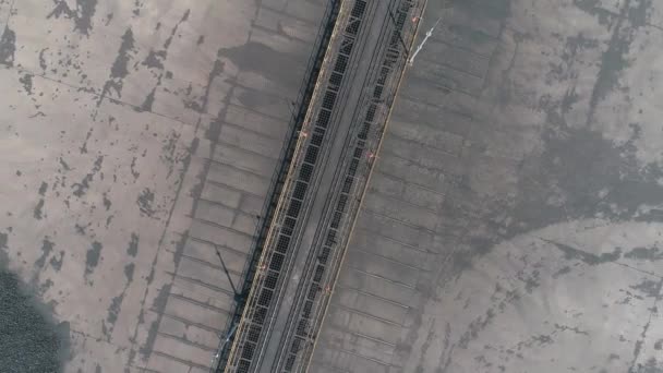 Вугілля з коксової печі на відкритому складі зверху. Політ над вугільним складом під відкритим небом — стокове відео