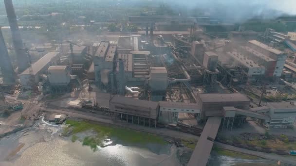 거대 한 야금 흡연 공장 상공을 날고 있었습니다. 거대 한 금속 공장 꼭대기 전망. 대기업의 산업 외부 — 비디오