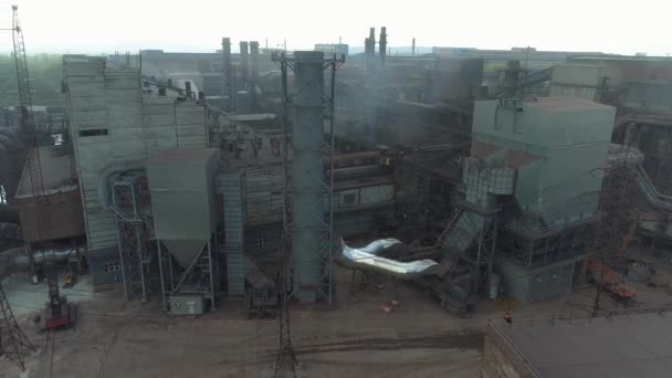 Flug über ein großes Hüttenwerk. Große metallurgische Anlage von oben. Industrielles Äußere eines Großunternehmens. Große Pflanze aus der Luft — Stockvideo